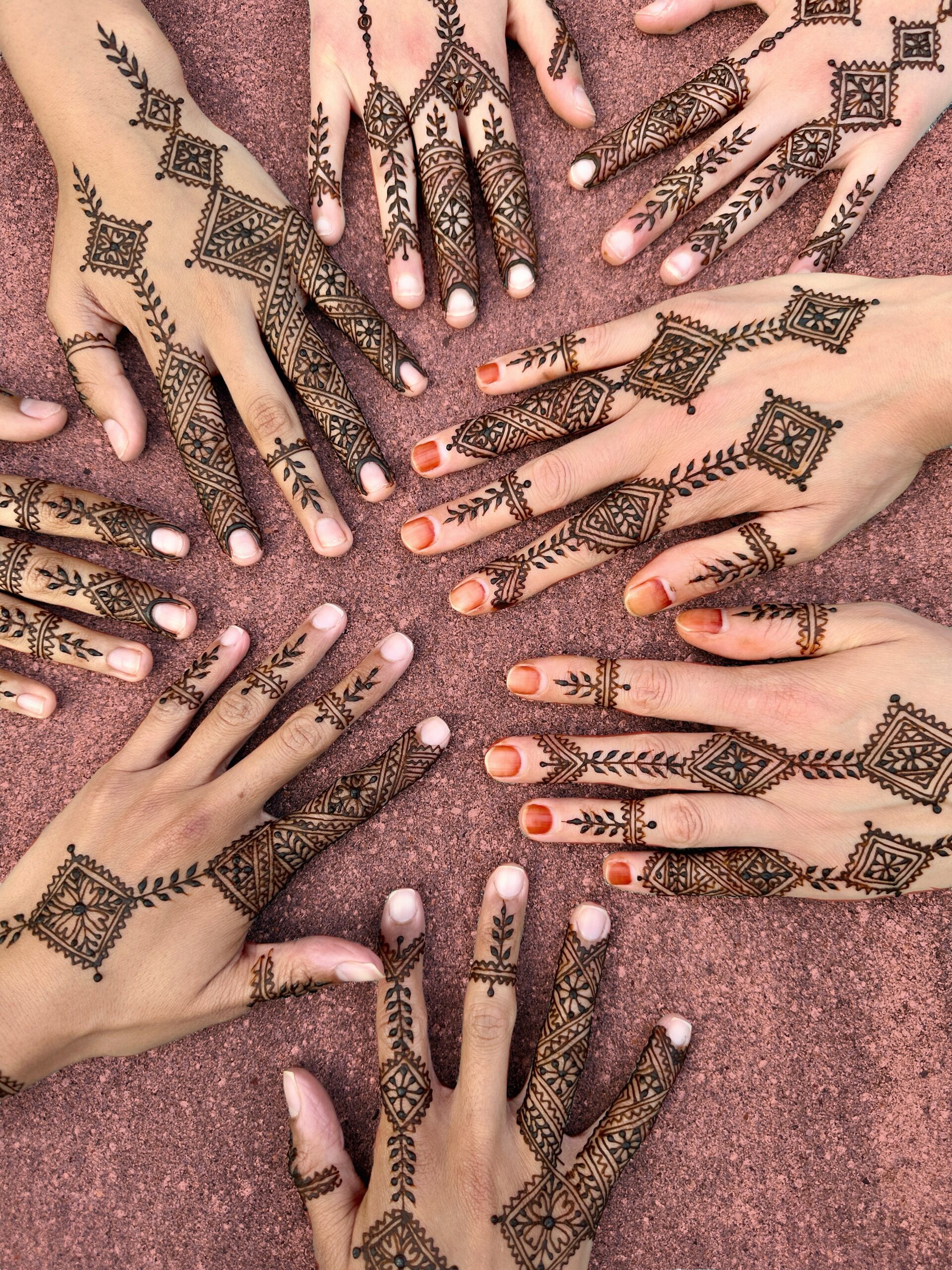 Hand of Fatima Henna versieringen bij deelnemers van de workshop Hand of Fatima Henna Studio in Rotterdam