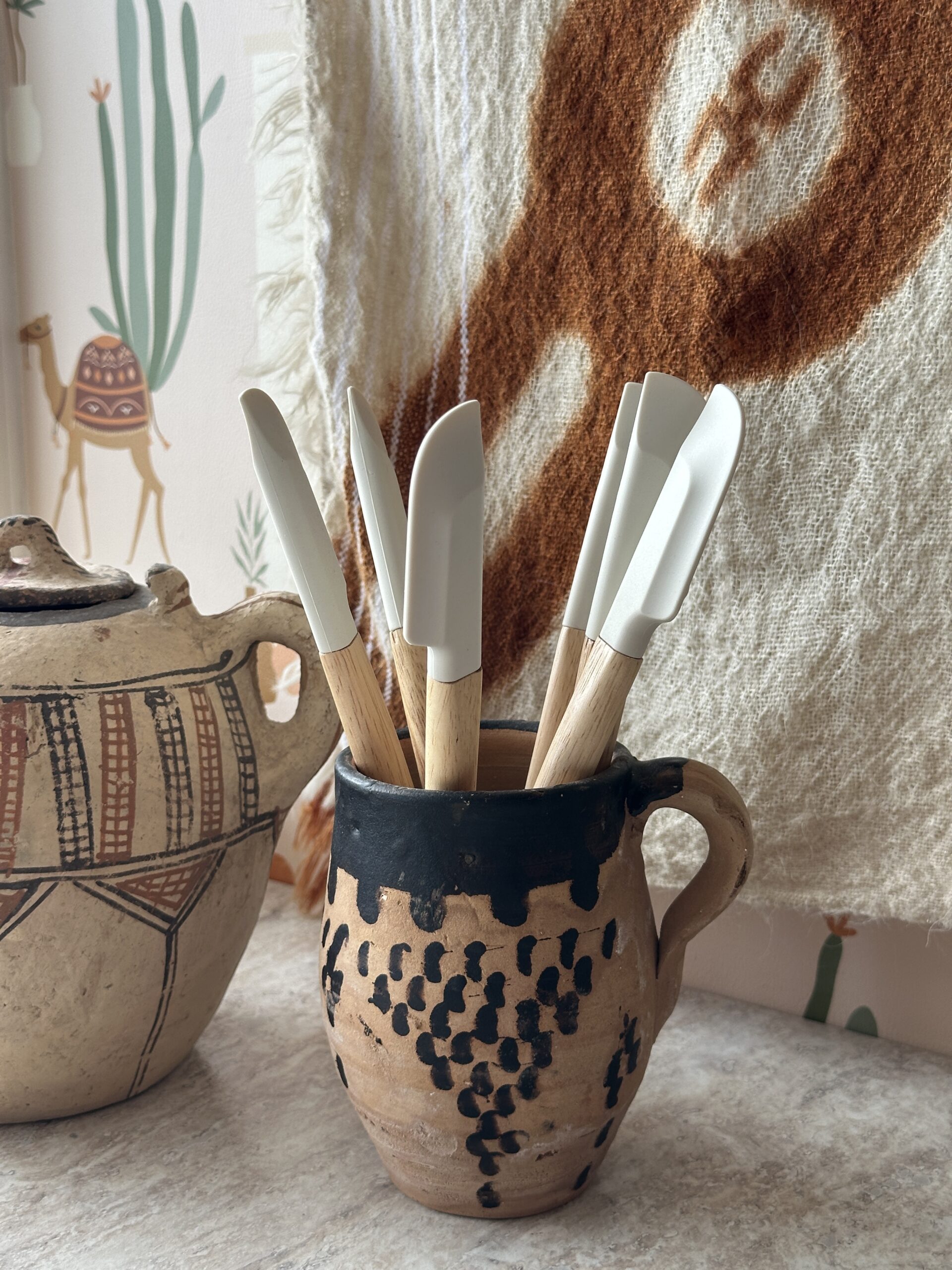 henna meng of roer spatels staan in een beker