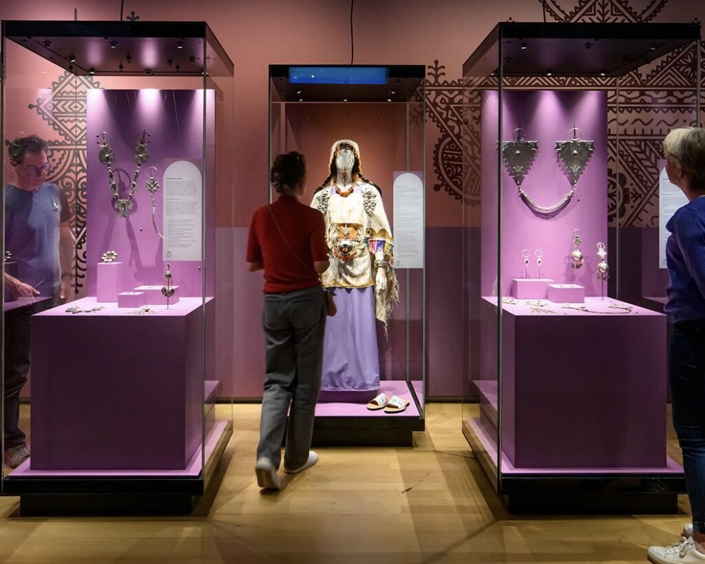 kijkje op zaal van de tentoonstelling fibula's vol verhalen in rijksmuseum van oudheden