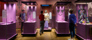 inkijkje in de tentoonstelling fibula's vol verhalen in rijksmuseum van oudheden in Leiden