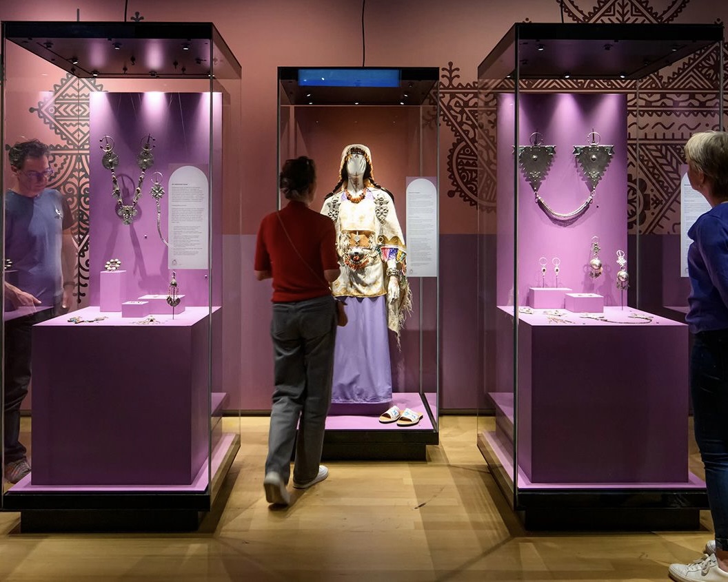 kijkje op zaal van de tentoonstelling fibula's vol verhalen in rijksmuseum van oudheden